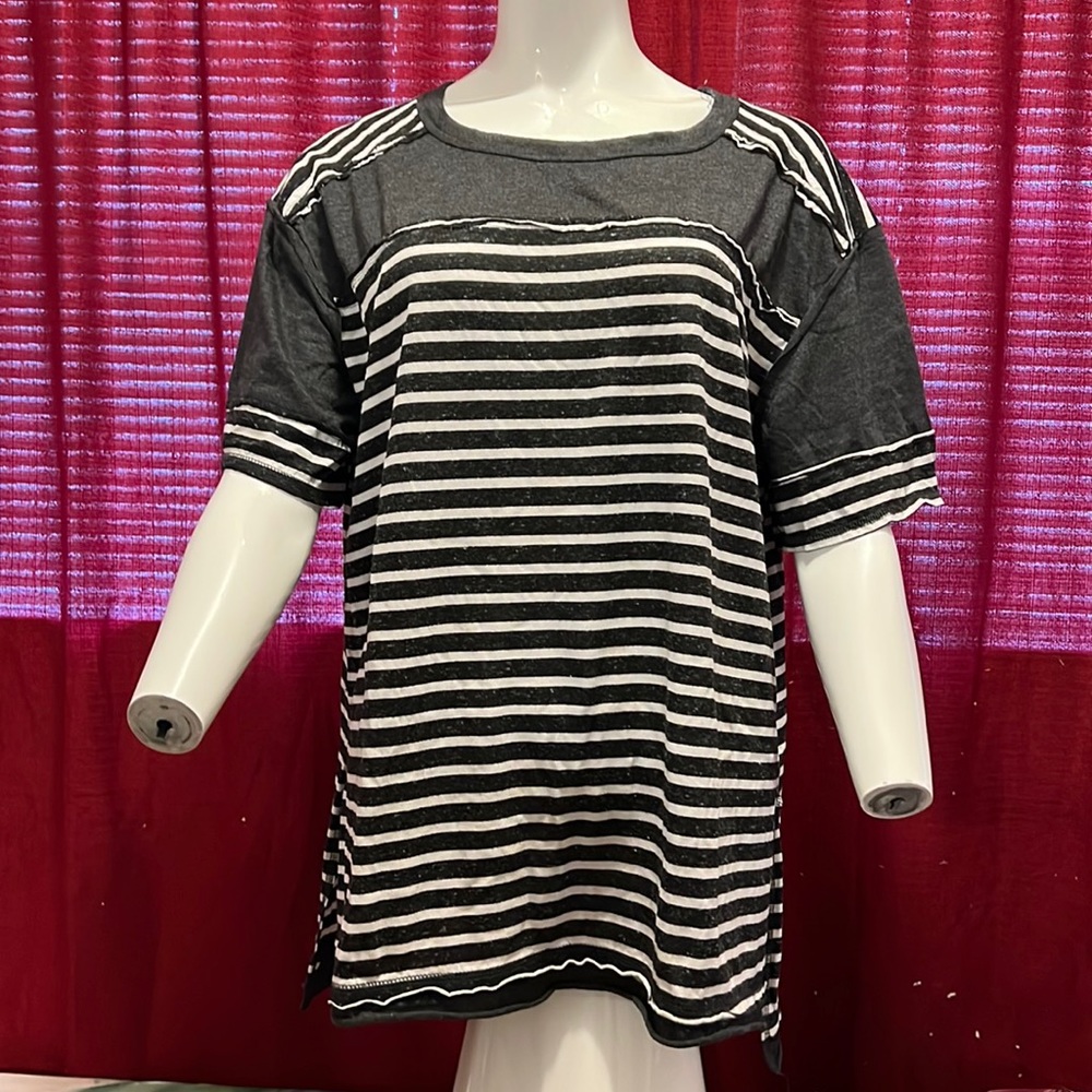 UMGEE USA size medium black&w hire stripe distressed high low sort sleeved top